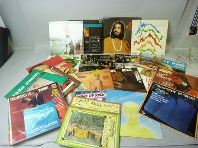 beaucoup de livres et de CD sur la table