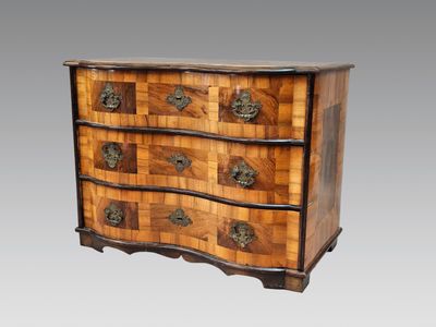 une photo d'une commode en bois