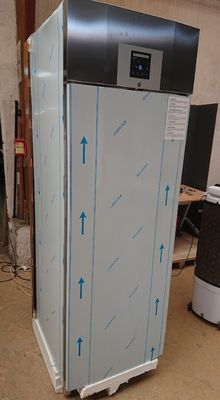 an image of a refrigerator with arrows on it