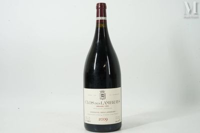 une bouteille de vin posée sur une table