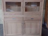 une armoire en bois surmontée de deux portes vitrées