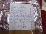 un morceau de papier emballé dans du plastique