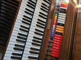 a pipe organ that is sitting in the middle of a room