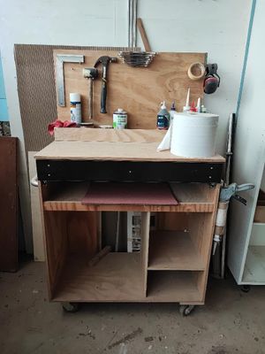 un établi dans un garage avec des outils dessus