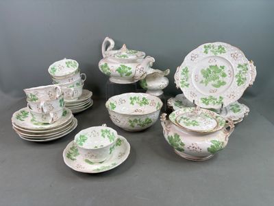 beaucoup d'assiettes, de tasses et de soucoupes sur la table