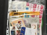 un bac en plastique rempli de cartes postales et d'enveloppes