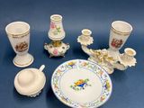 une assiette, des tasses et des soucoupes posées sur une table