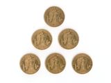six pièces d'or sur lesquelles figurent l'effigie d'un homme et d'une femme