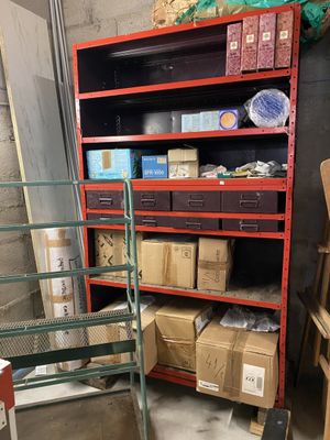 de nombreux cartons et boîtes sur les étagères de l'entrepôt