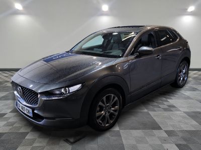 La Mazda CX-HR est garée sur un sol à damier