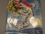 un livre sur lequel figure la photo d'une femme tenant un bouquet de fleurs