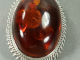 Gros plan sur une bague contenant une pierre rouge