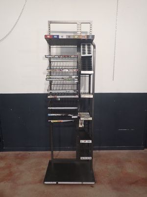 une photo d'un rack contenant du matériel électronique dans une pièce