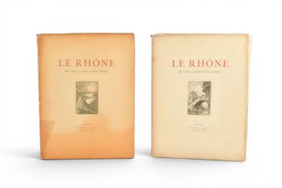 deux livres posés l'un sur l'autre sur une surface blanche