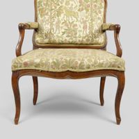 Fauteuil à dossier droit en noyer mouluré et sculpté, accoto… (photo 2)
