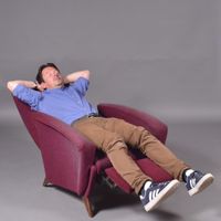 Fauteuil relax garni d'un tissu violet reposant sur quatre p… (photo 5)