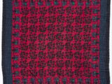 un tapis rouge et noir avec une bordure bleue