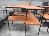 beaucoup de bureaux et de chaises dans une pièce