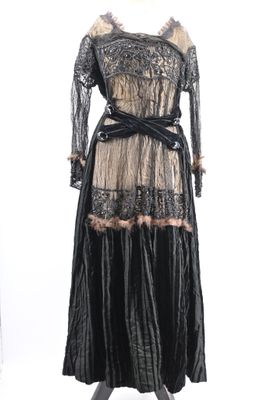 a black and beige dress on a mannequin mannequin mannequin mannequin mannequin mannequin mannequin mannequin mann