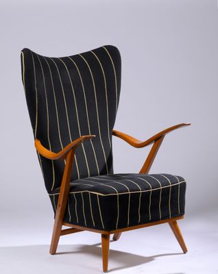 une chaise à rayures noires et blanches avec une structure en bois