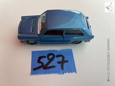 une petite voiture bleue posée sur une feuille de papier