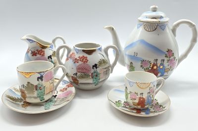trois tasses et soucoupes, sur lesquelles sont posées une théière et une soucoupe