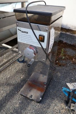 1 machine à moudre le café SANTOS 220 V