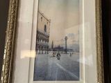 une photo d'un tableau accroché au mur