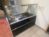 une vitrine dans une boulangerie avec une horloge au mur