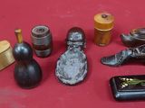 de nombreux objets différents posés sur une surface rouge