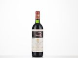 une bouteille de vin rouge posée sur une table