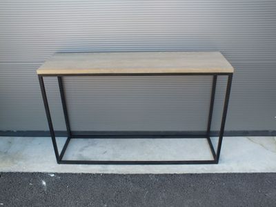 une console en bois et en métal avec un plateau en verre