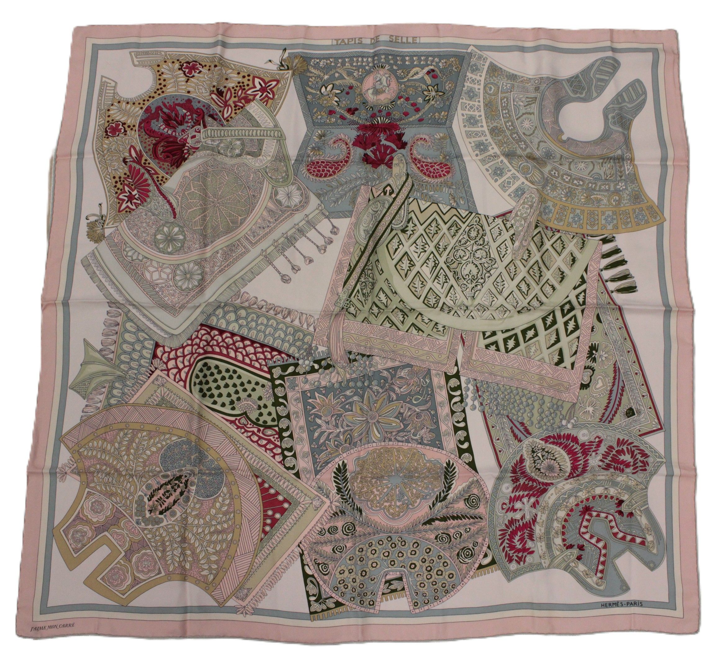 HERMES Tapis de selle. Carré de soie polychrome, portant la mention "J'aime mon carré" en bordure. (petites tâches)