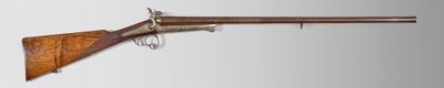un gros plan d'un fusil sur fond blanc, avec un arrière-plan gris