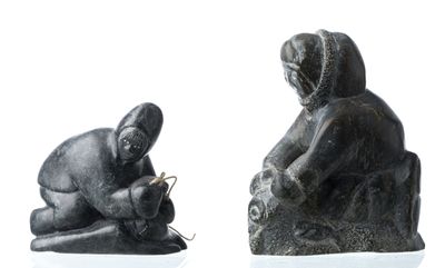 deux statues représentant un homme et une femme assis sur un rocher