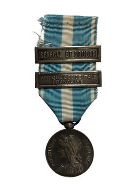 une médaille d'argent entourée d'un ruban bleu