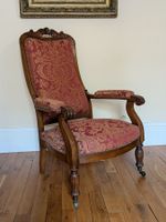 Fauteuil à haut dossier en bois mouluré ; le dossier ajouré … (photo 3)
