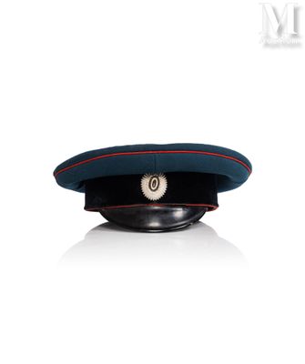 une image représentant un chapeau militaire sur fond blanc