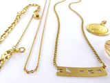 plusieurs types de bijoux sont présentés sur une surface blanche