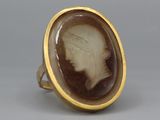 une photo d'une bague sur laquelle figure le profil d'une femme