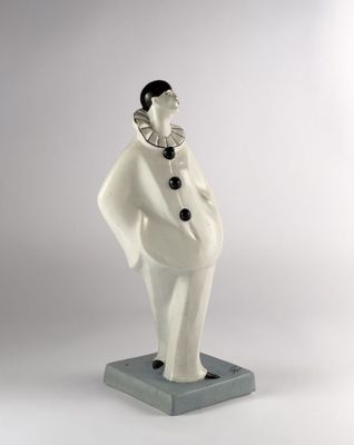 figurine représentant une femme vêtue d'une blouse blanche à col noir