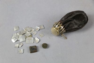 une chaussure qui a été laissée par terre, à côté de morceaux de verre brisé