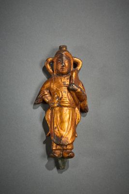 une image représentant une statue en bois d'une femme tenant un oiseau