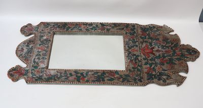 l'image d'une photo représentant un miroir posé sur une table