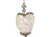 un pendentif en forme de cœur, orné d'une perle et de diamants
