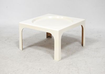 une photo d'une table basse carrée blanche avec un piètement en bois