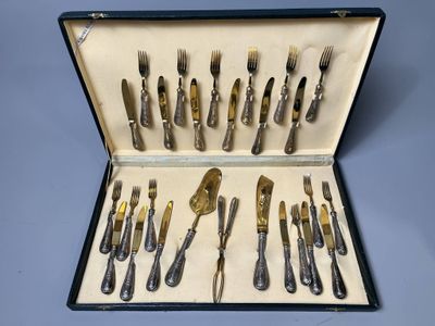 Dans un écrin : Partie de ménagère en argent fourré 800 et m…