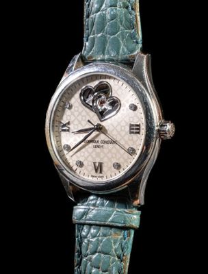un gros plan d'une montre-bracelet ornée d'un cœur