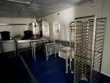 une photo d'une cuisine professionnelle avec des étagères en acier inoxydable