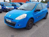 une voiture bleue garée sur un parking avec d'autres voitures